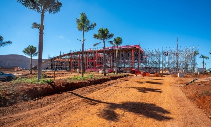 Portaria de oito metros transforma acesso a condomínio em obra arquitetônica